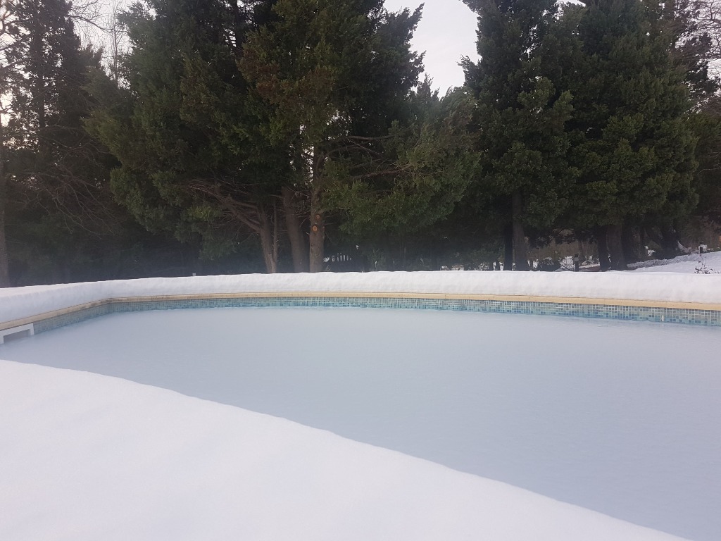 Pileta con bordes nevados mantenida en San Martín de los Andes, Patagonia argentina